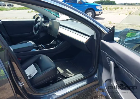 2019 Tesla Model 3 Long Range/Mid Range/Standard Range/Standard Range Plus z USA, uszkodzony, nr VIN 5YJ3E1EA4KF435551